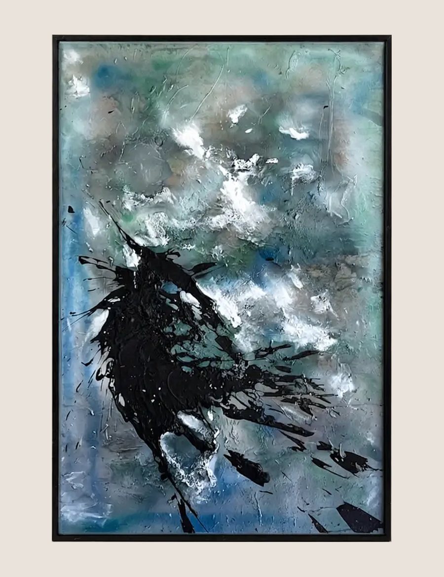 Pintura abstracta con una forma negra expandida sobre un fondo azul y blanco