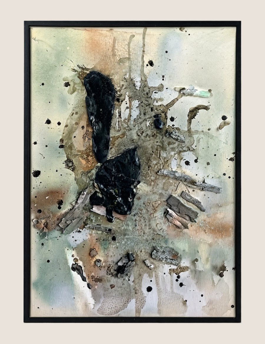 Pintura abstracta con masas negras brillantes, astillas de madera y halos verdes y cobrizos sobre fondo claro, en marco negro