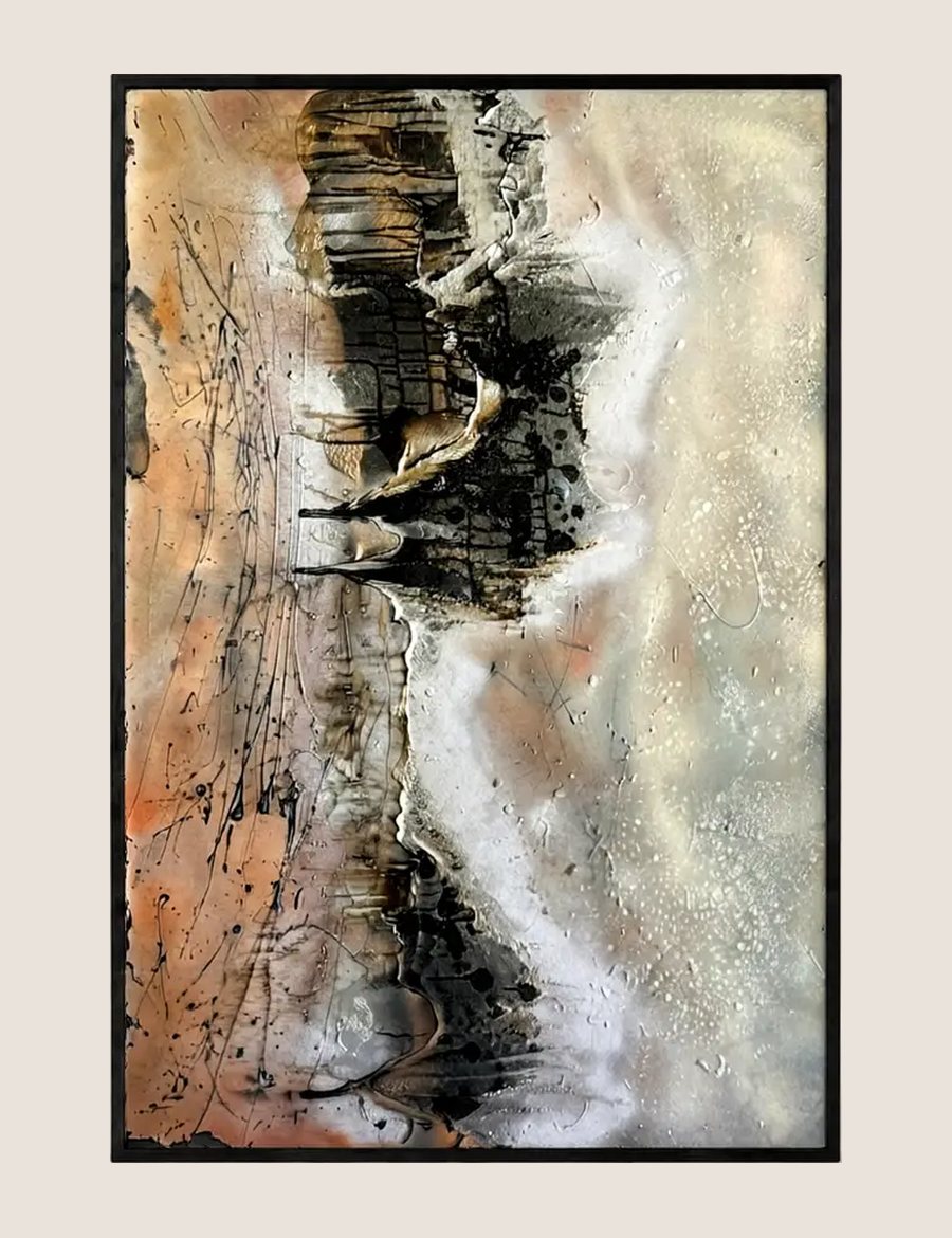 Pintura abstracta dividida por una falla vertical entre una zona cobriza y una zona blanca nacarada