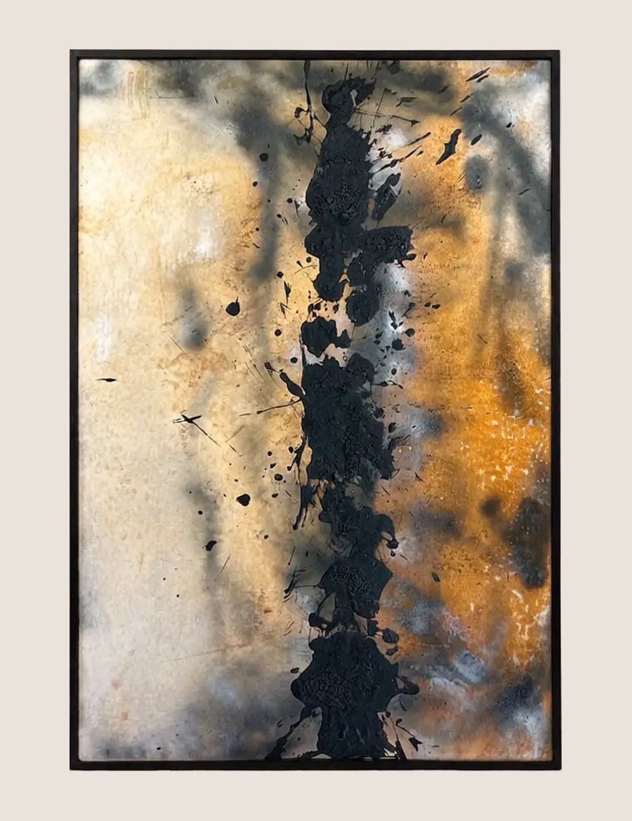 Pintura abstracta con una columna vertical de brea azul y negra entre una zona clara y otra naranja