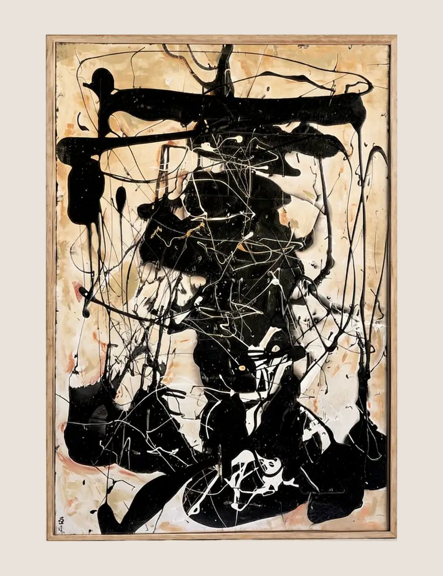 Pintura abstracta con trazos y goteos de brea negra sobre un fondo ocre y arena