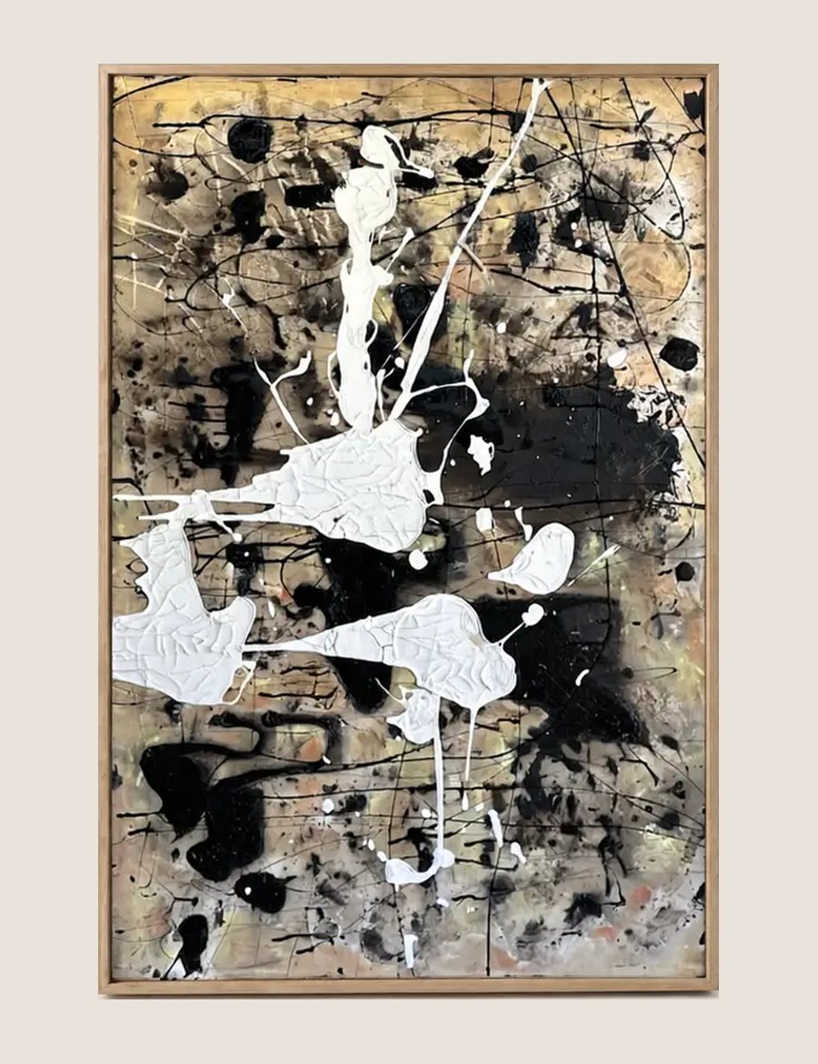 Pintura abstracta en ocres y negros con hilos de brea y masas blancas craqueladas que parecen elevarse