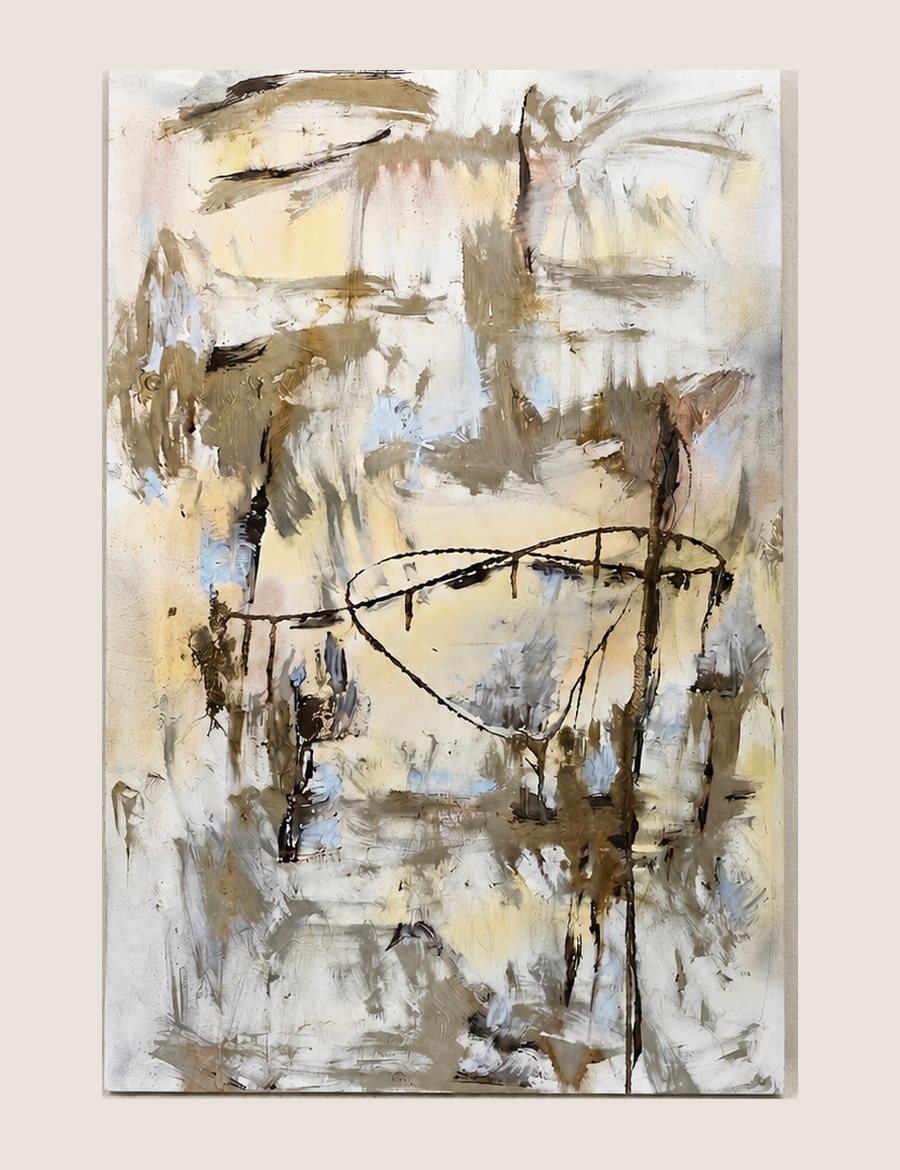 Pintura abstracta clara en blancos, amarillos y azules pálidos con trazos y chorreados de brea marrón