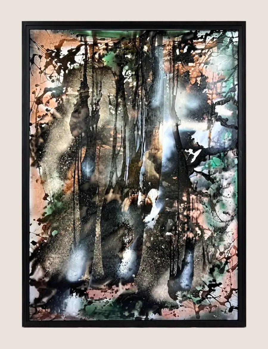 Pintura abstracta con chorros y salpicaduras de brea negra sobre fondos rosados y verdes