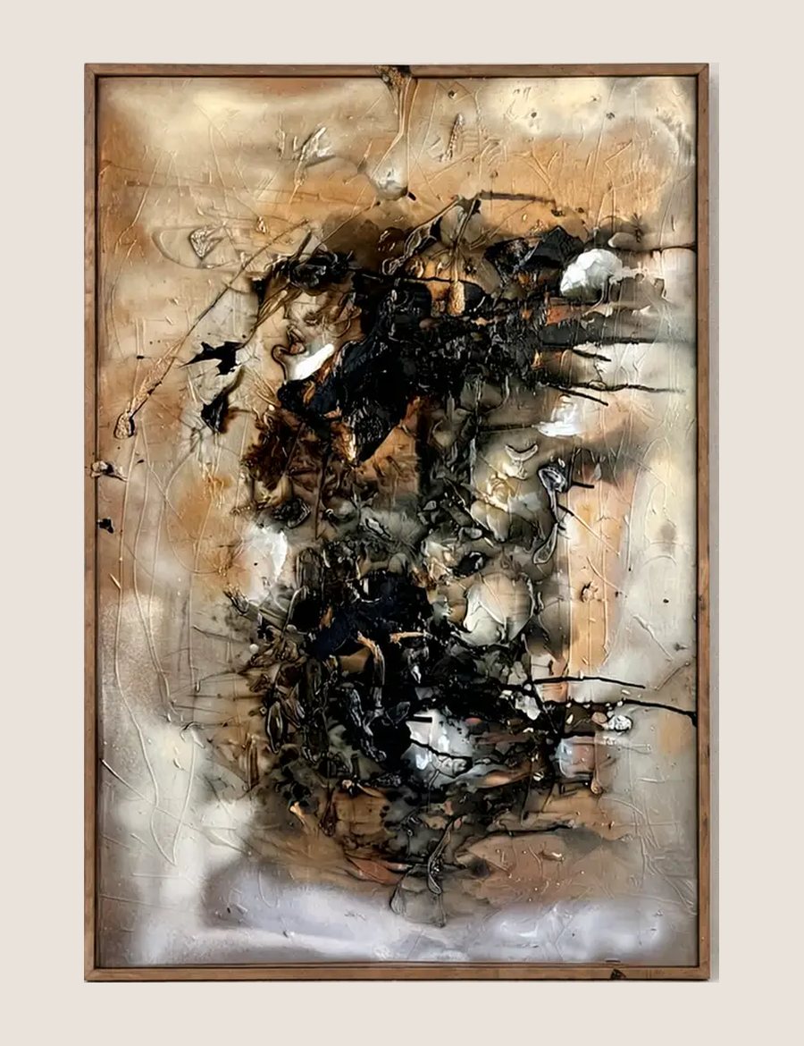 Pintura abstracta con una masa oscura y densa concentrada en el centro sobre un halo dorado