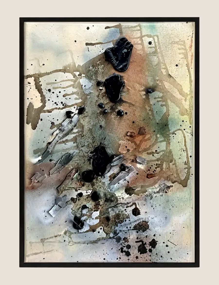 Pintura abstracta clara con aguadas, manchas negras y trazos color tierra