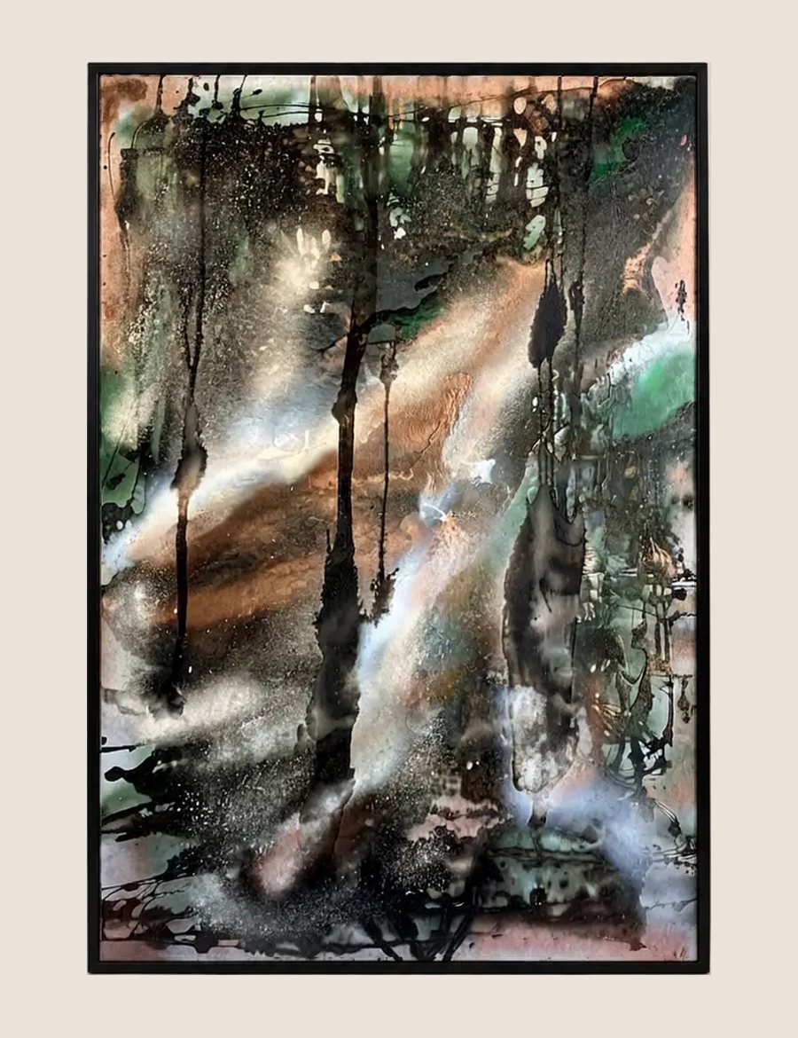 Pintura abstracta con materia oscura descendiendo y una diagonal luminosa sobre verdes y cobres