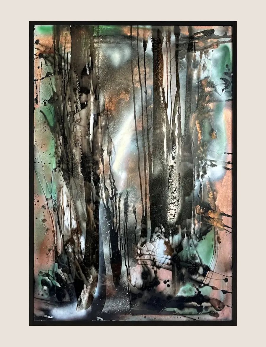 Pintura abstracta con chorreados negros verticales sobre fondos verdes y cobrizos